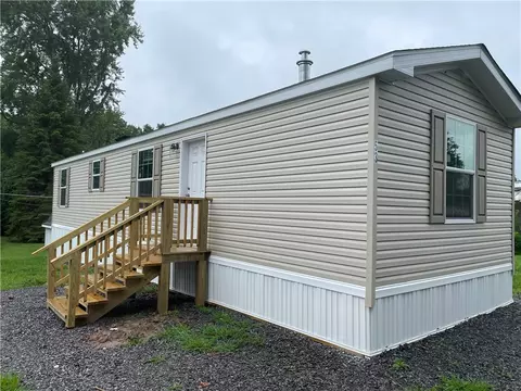 53 Northrup Ln, Farmington, NY 14425