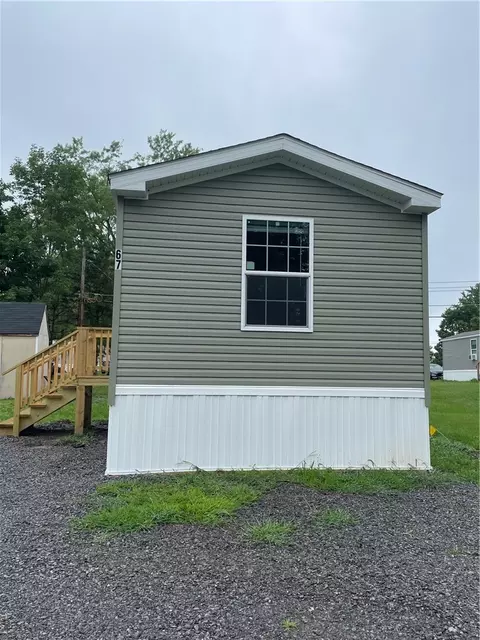 67 Northrup Ln, Farmington, NY 14425