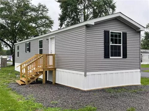 70 First St, Farmington, NY 14425
