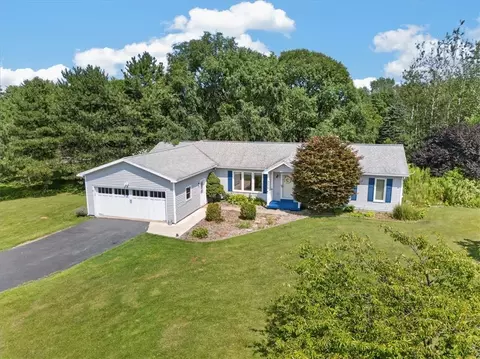 5770 Coppersmith Trl, Ontario, NY 14519