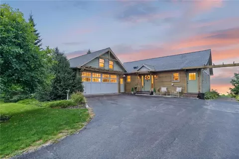 4609 Spinnaker Ln, Williamson, NY 14589
