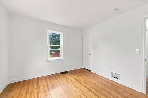 Bedroom - 1061 Whitlock Rd, Irondequoit, NY 14609 photo 2 of 4