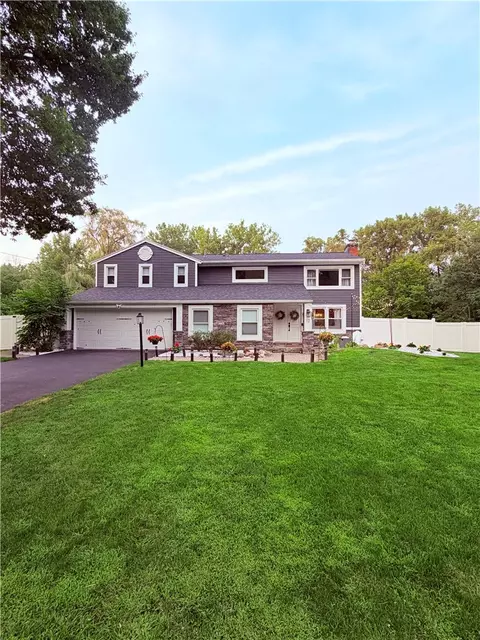 12 Laureldale Dr, Pittsford, NY 14534