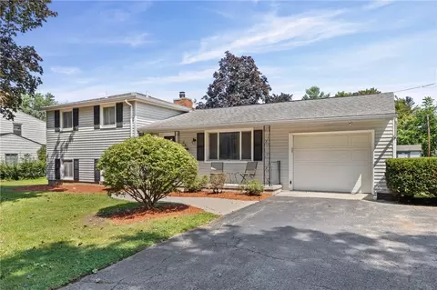 22 Pinebriar Dr, Greece, NY 14616