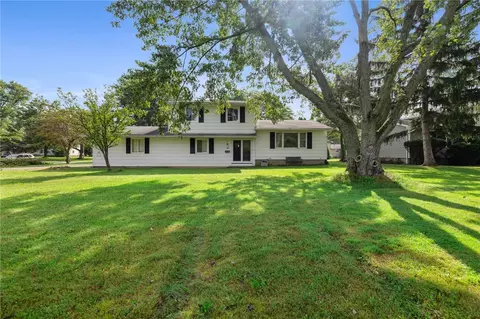 10 Medallion Dr, Greece, NY 14626