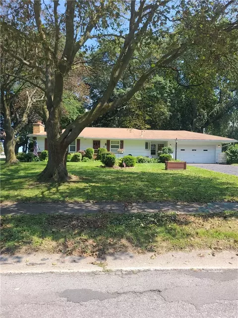 20 W W Craig Hill Dr, Greece, NY 14626