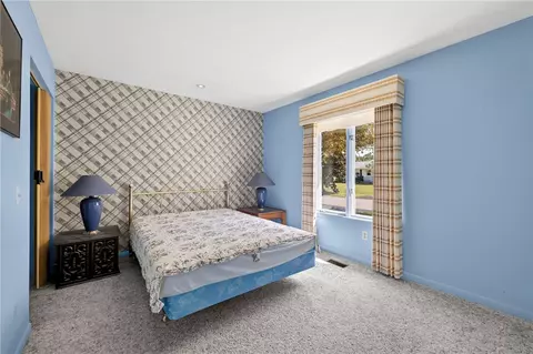 Bedroom - 100 Kearney Dr, Irondequoit, NY 14617 photo 4 of 7