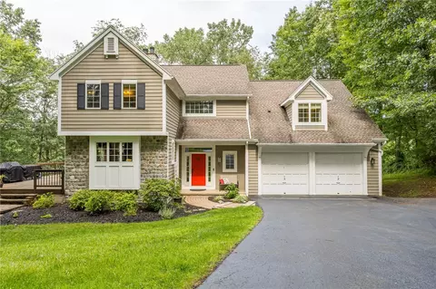 332 Thornebush Dr, Victor, NY 14564