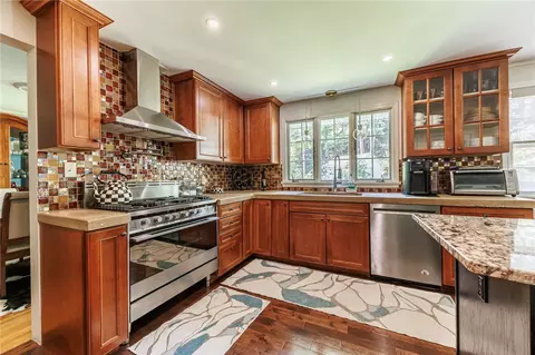 Kitchen - 25 Shadowlawn Ct, Irondequoit, NY 14617 photo 4 of 5