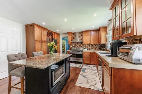Kitchen - 25 Shadowlawn Ct, Irondequoit, NY 14617 photo 3 of 5
