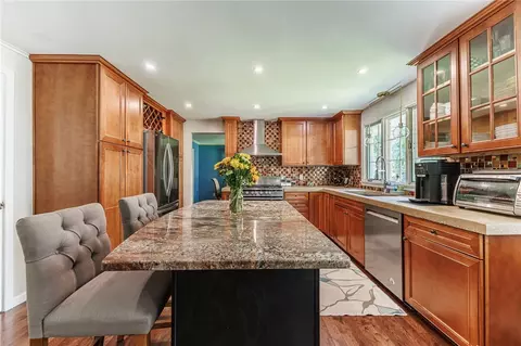 Kitchen - 25 Shadowlawn Ct, Irondequoit, NY 14617 photo 2 of 5
