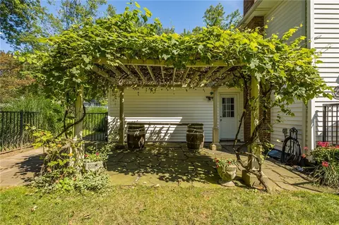 Exterior - 25 Shadowlawn Ct, Irondequoit, NY 14617 photo 6 of 13
