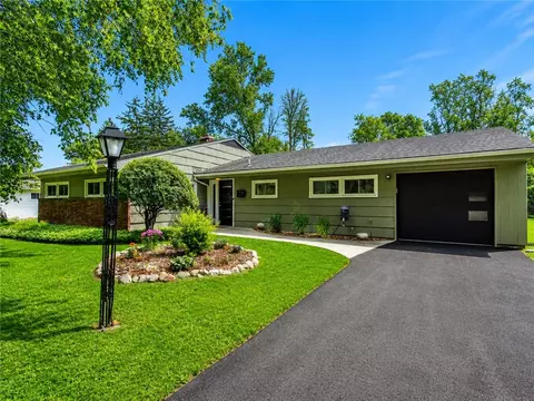 172 Hemingway Dr, Brighton, NY 14620
