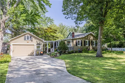 9 Pleasant Ave, Irondequoit, NY 14622