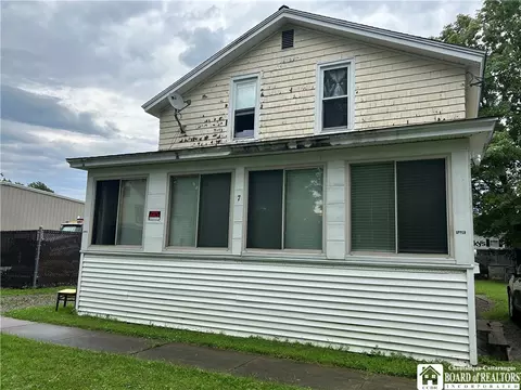 7 Union St, Pomfret, NY 14063