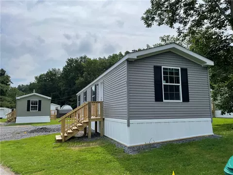 93 Northrup Cir, Farmington, NY 14425