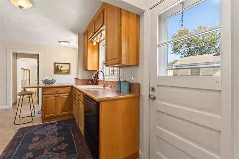 Entry Way - 6 Paladine Rd, Irondequoit, NY 14617 photo 3 of 5