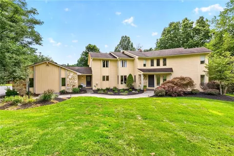 11 Pondview Dr, Perinton, NY 14534