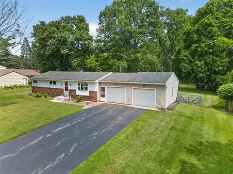 17 Briarwood Ln, Perinton, NY 14450