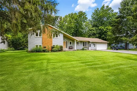 105 Merryhill Dr, Rochester, NY 14625