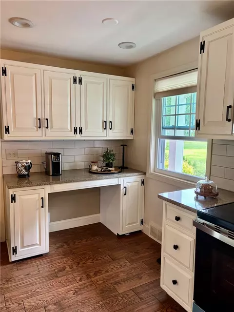 Kitchen - 166 Nob Hl, Irondequoit, NY 14617 photo 4 of 5