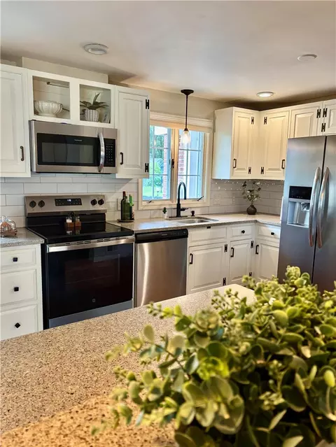 Kitchen - 166 Nob Hl, Irondequoit, NY 14617 photo 2 of 5