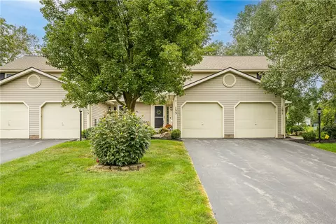 153 Courtshire Ln, Penfield, NY 14526