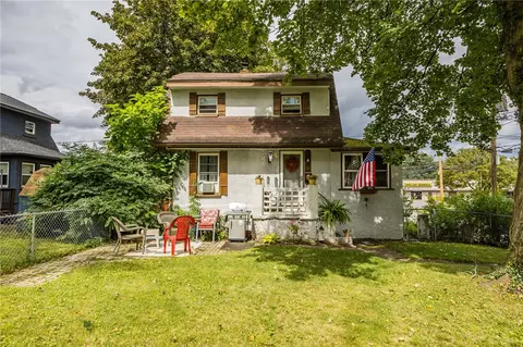 11 Woodneath Cres, East Rochester, NY 14445
