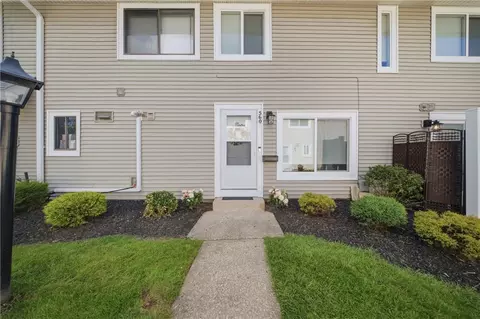 560 Eastbrooke Ln, Rochester, NY 14618