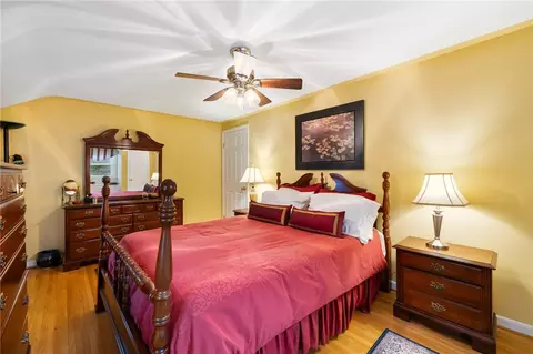 Bedroom - 16 Oakcrest Dr, Irondequoit, NY 14617 photo 2 of 3