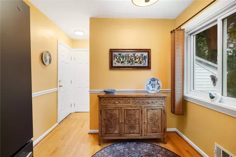 Entry Way - 16 Oakcrest Dr, Irondequoit, NY 14617 photo 2 of 3