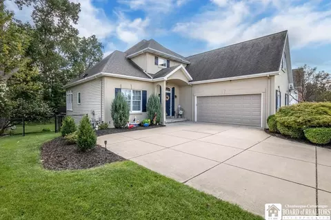 31 Covent Garden Ln, Amherst, NY 14221