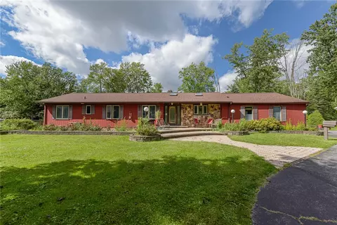907 Pixley Rd, Gates, NY 14624