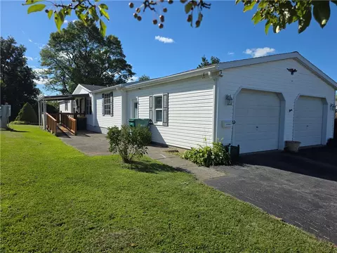 235 Crabapple Dr, Canandaigua, NY 14424