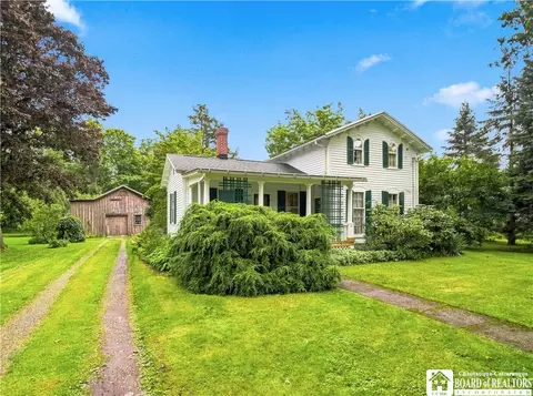 19 Spring St, Westfield, NY 14787