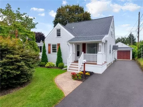 524 W Filbert St, East Rochester, NY 14445