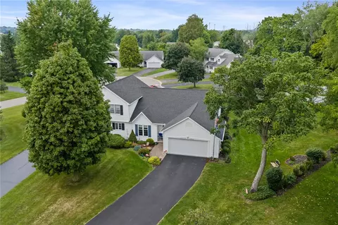 2 Hampton Cir, Perinton, NY 14450