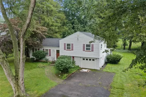 8 Kirklees Rd, Pittsford, NY 14534