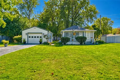 135 Doncaster Rd, Rochester, NY 14623