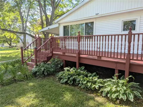 8 Gwyn Ln, Bloomfield, NY 14469