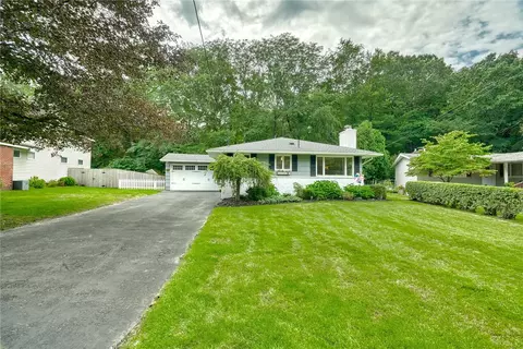 98 Burkedale Cres, Rochester, NY 14625