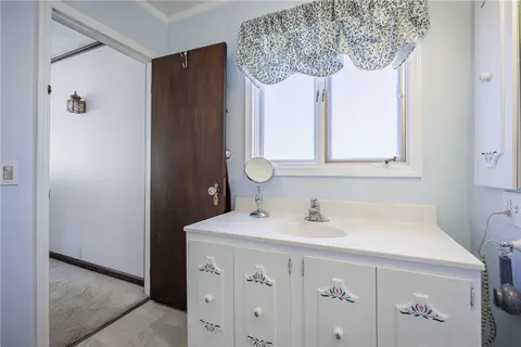 Bath - 303 Somershire Dr, Irondequoit, NY 14617 photo 2 of 5