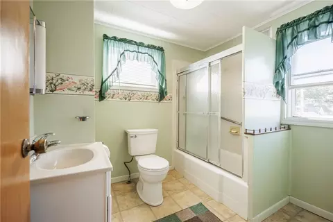 Bath - 303 Somershire Dr, Irondequoit, NY 14617 photo 4 of 5