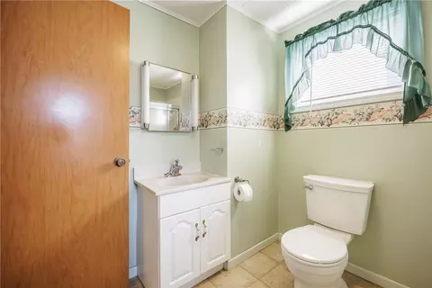 Bath - 303 Somershire Dr, Irondequoit, NY 14617 photo 5 of 5