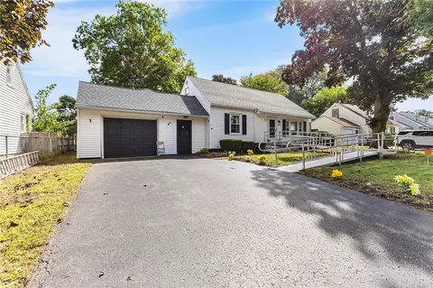 122 Harvest Dr, Greece, NY 14626