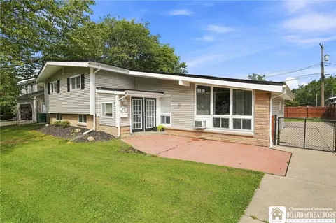 29 Burton Ln, Hamburg, NY 14075