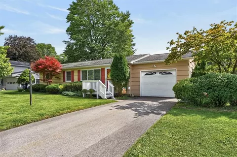 65 Brentwood Ln, Perinton, NY 14450