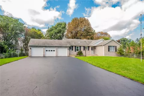 175 Briar Wood Ln, Greece, NY 14626