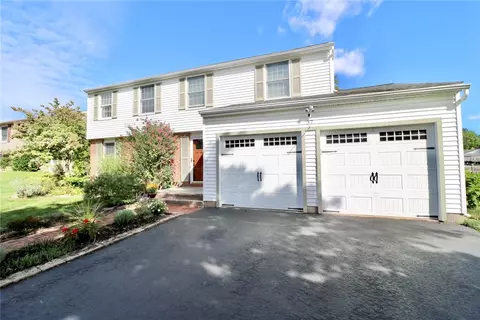 37 Thistlewood Ln, Ogden, NY 14559