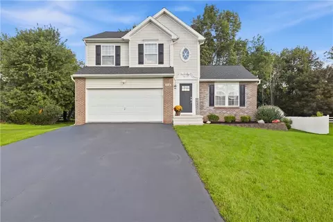 1116 Belmont Dr, Farmington, NY 14425